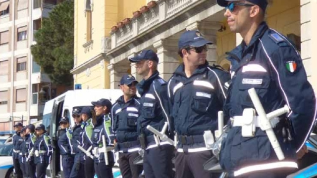 Il sindaco presenta i nuovi agenti di Polizia Locale. Serra &ldquo;Da ... - olbianova.it