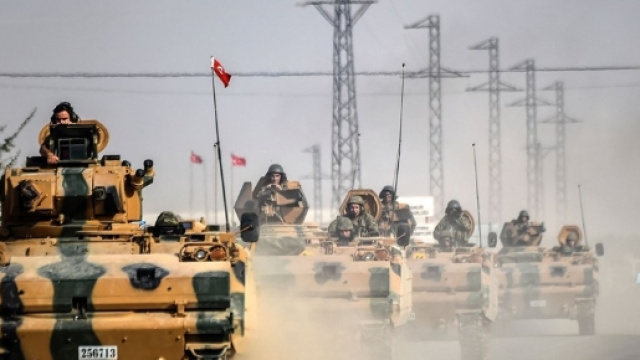 L&rsquo;avanzata dei carri armati turchi verso Jarabulus, nell&rsquo;agosto del 2016