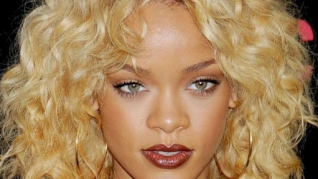 Look de Rihanna : Blonde platine en 2012, les cheveux d&eacute;color&eacute;s ... - meltyfashion.fr