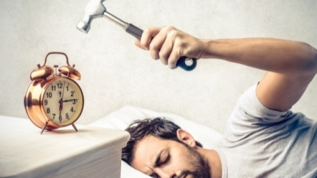 Quello che tutti vorrebbero fare quando suona la sveglia.