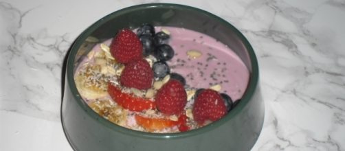 Exquisito yogur de frutos del bosque y fresas