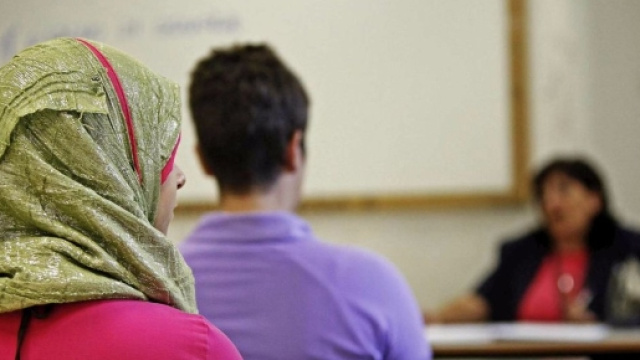 A Bologna una 14 enne rasata a zero dalla madre perch&eacute; rifiutava il velo. La scuola l'ha 'liberata'. Foto: Twitter.
