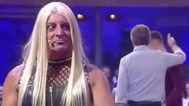 Luca Laurenti nei panni della stilista