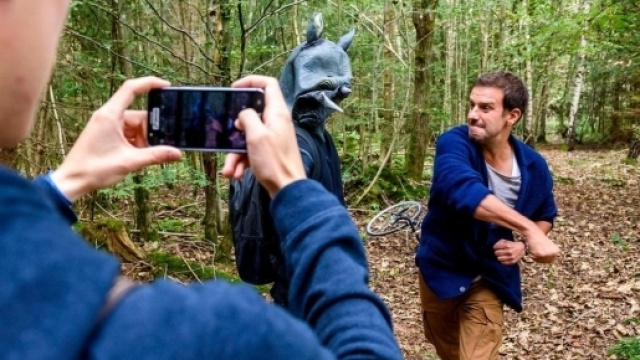 Nils mentre viene aggredito da un uomo mascherato.