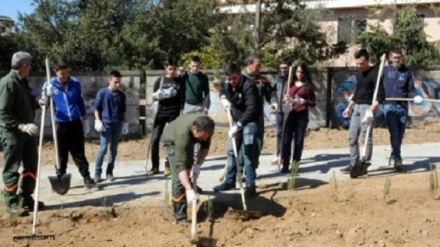 Ragazzi a zappare il giardino della scuola se arrivano in ritardo (foto - La Repubblica)