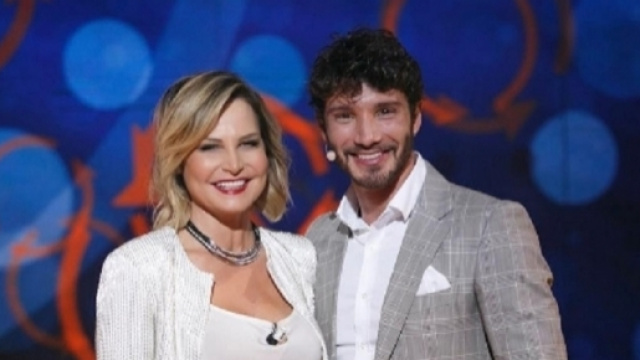 Selfie: la Ventura chiama Belen, le perplessit&agrave; di Stefano De Martino