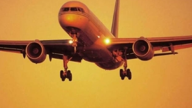 Un aereo al tramonto in fase di crociera