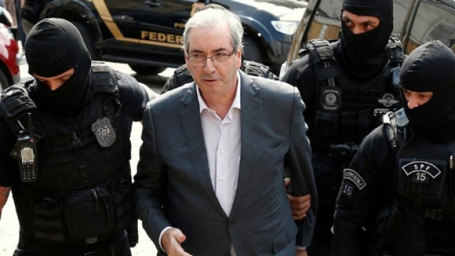 Un momento dell'arresto di Eduardo Cunha