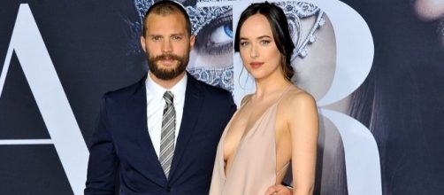 Atores durante premiere de Cinquenta Tons Mais Escuros