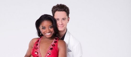 Simone Biles and Sasha Farber - Photo: Blasting News Library - go.com
