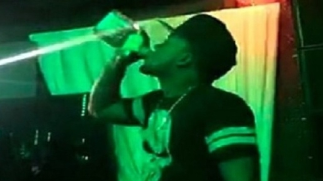 Il giovane mentre tracanna la bottiglia di Tequila risultata fatale.