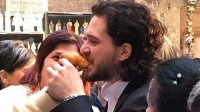 Kit Harington arriva a Napoli e la citt&agrave; impazzisce.