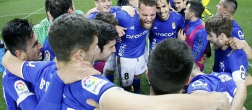 Los jugadores carbayones festejando el triunfo al final del partido. Foto: Real Oviedo