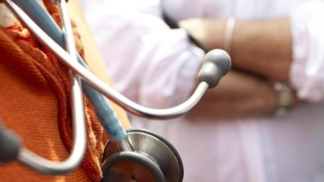 Aborti senza consenso, lesioni e decessi: quattro medici arrestati ... - lastampa.it