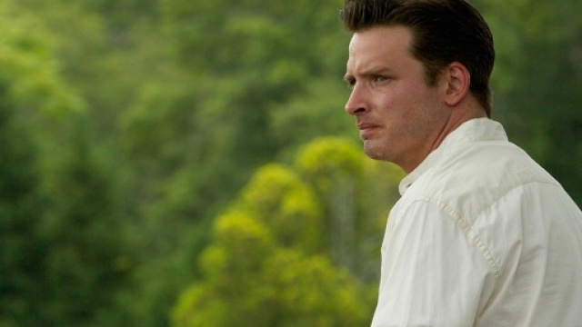 Aden Young, interpreta il complesso personaggio di Daniel Holden