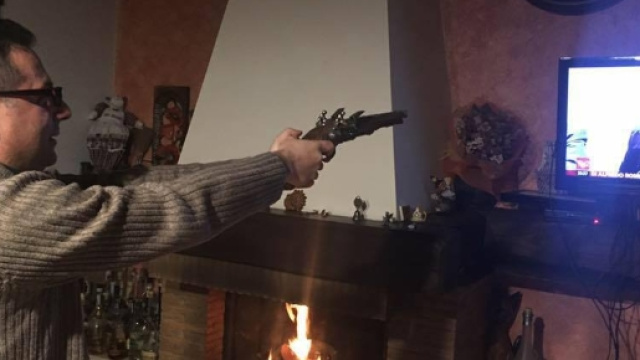 Prete finge di sparare alla Camusso con una pistola giocattolo: polemiche