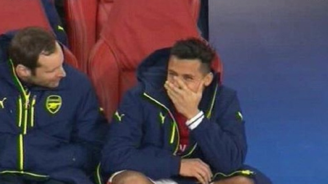 Sanchez ride in panchina mentre l'Arsenal &egrave; sotto 5 a 1 contro il Bayern Monaco (fonte: fcinter1908.it)