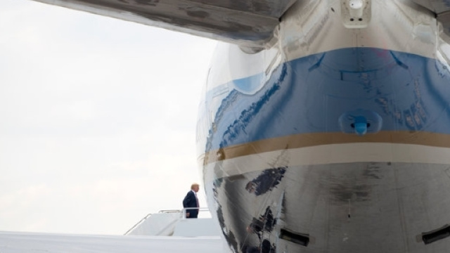 Trump salle sull'Air Force One di ritorno dalla residenza di Mar-a-Lago dopo un fine settimana 'infuocato'. Foto: Ny Times Twitter.