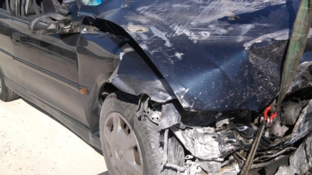 Ubriaco entra con l'auto nel portone di un palazzo e si incastra nelle scale. Immagine da repertorio priva di copyright.