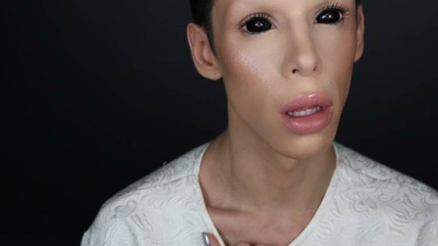 Vinny Ohh, 110 operazioni chirurgiche per diventare 'genderless', al di l&agrave; del genere, perfect alien. Foto: Facebook.
