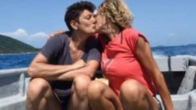 Isola dei Famosi: outing e bacio per una naufraga.