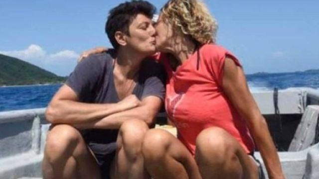 Isola dei Famosi: il bacio di Imma Battaglia e Eva Grimaldi