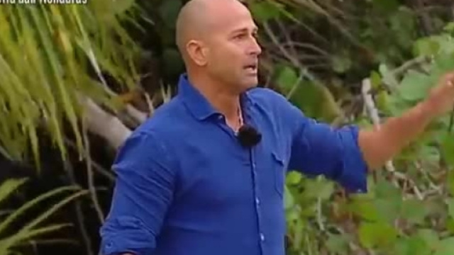 Isola dei Famosi : Stefano Bettarini e Dayane Mello - bacio | melty - melty.it