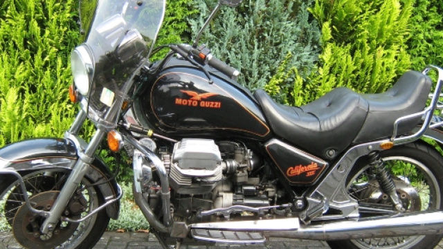 Motocicletta su strada. Gioiello due ruote