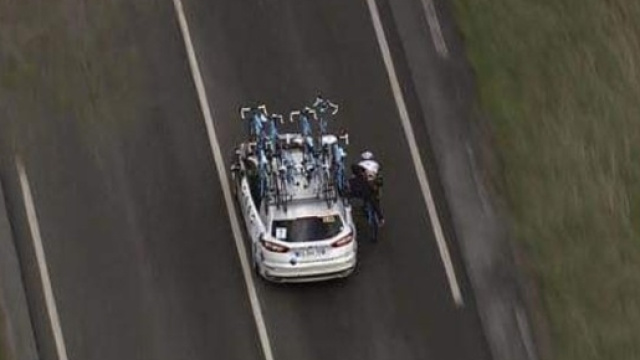 Romain Bardet attaccato all'ammiraglia