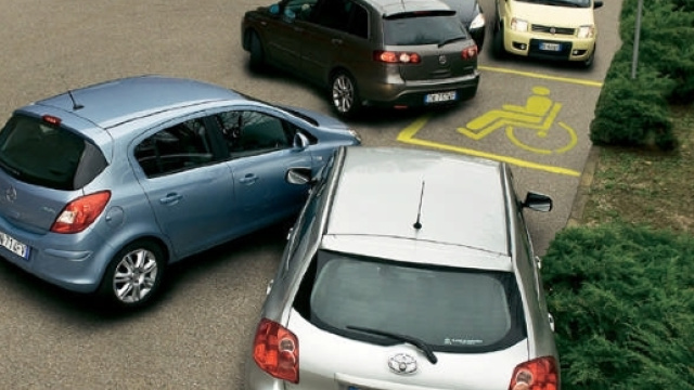 Un giovane disabile protesta contro l'automobilista che gli ha rubato il parcheggio