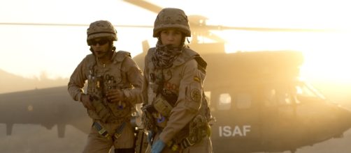 Escena inicial de "Zona hostil". Los m&eacute;dicos militares acuden a un rescate.