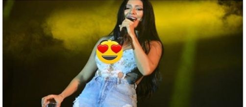 Simaria mostra parte do seio em foto