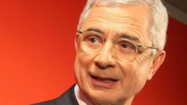 Claude Bartolone h&eacute;site entre Hamon et Macron