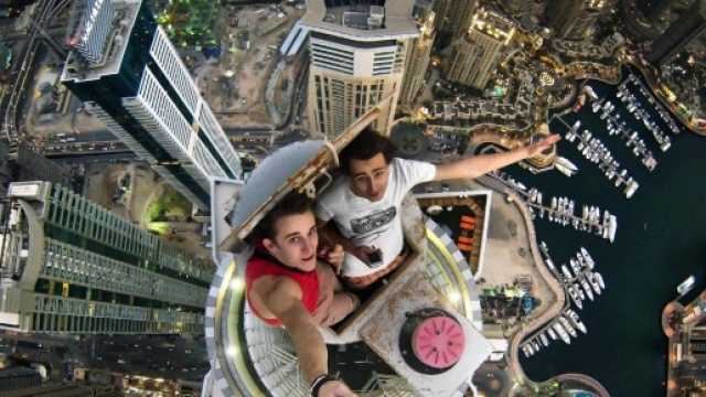 Due russi praticano il Daredevil selfie