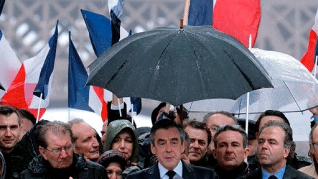 Fran&ccedil;ois FIllon b&eacute;n&eacute;ficie toujours du parapluie de la primaire de la droite et du centre, mais il continue &agrave; se trouer