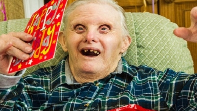 Kenny Cridge &egrave; l'uomo con la sindrome di Down pi&ugrave; longevo del mondo
