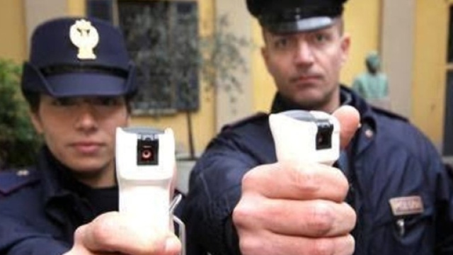 Spray al peperoncino usati dalla Polizia italiana.