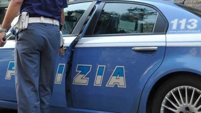Un auto della Polizia di Stato