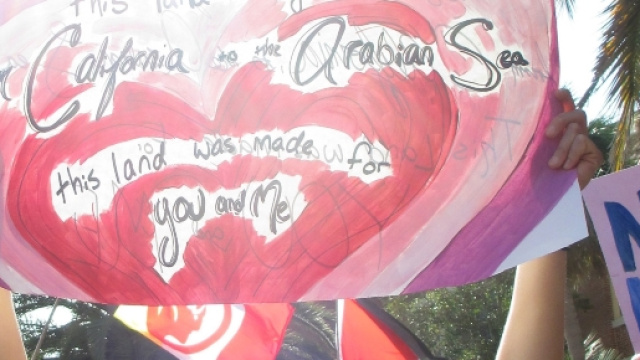 Una manifestante durante una marcia contro il 'Muslim Ban' presso la Florida State University