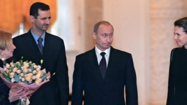 Vladimir Putin riceve Bashar al-Assad a Mosca, la foto &egrave; del 2005 ma dodici anni dopo l'alleanza tra Russia e Siria &egrave; pi&ugrave; forte che mai