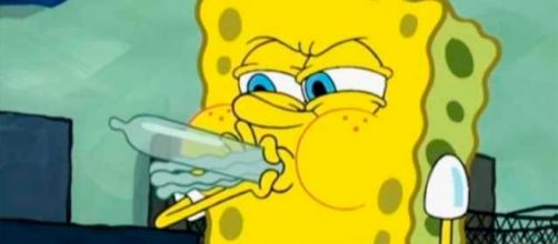Bob Esponja enchendo preservativo