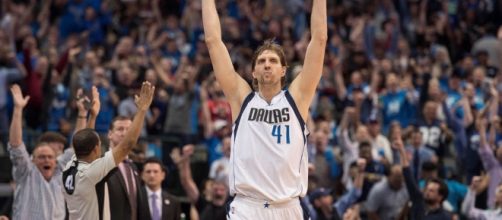 Dirk Nowitzki entra en el club de los 30.000 puntos.