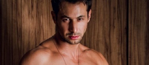 Ex-BBB Emanuel Milchevisky posou nu em ensaio fotogr&aacute;fico sensual