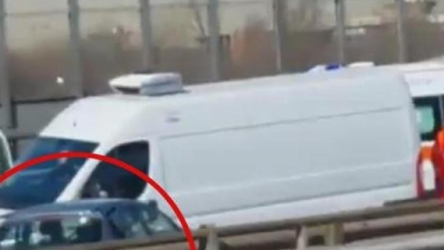 Evade dai domiciliari e ruba un'auto: inseguimento con Polizia e carabinieri