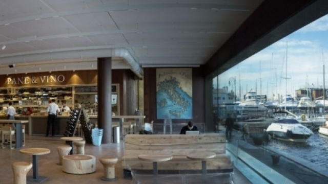 L'interno del negozio Eataly Trieste