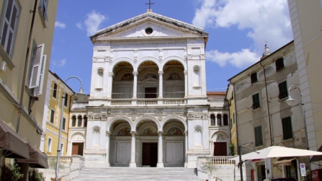 La facciata del Duomo di Massa che ospiter&agrave; 'Geografie dello sguardo. Per una nuova iconografia dell'inclusione'