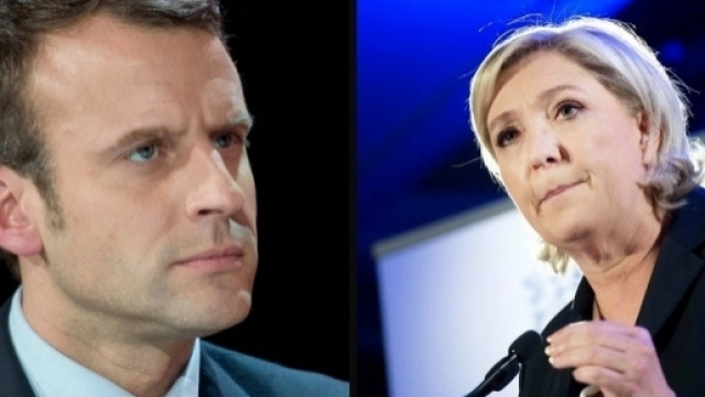 Marine Le Pen talonn&eacute;e par Emmanuel Macron