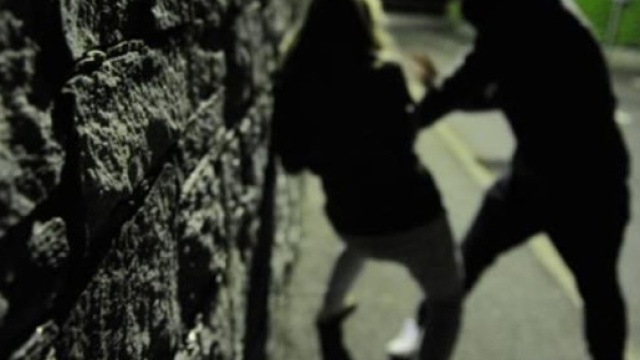 Palagonia, 18enne aggredisce la ex