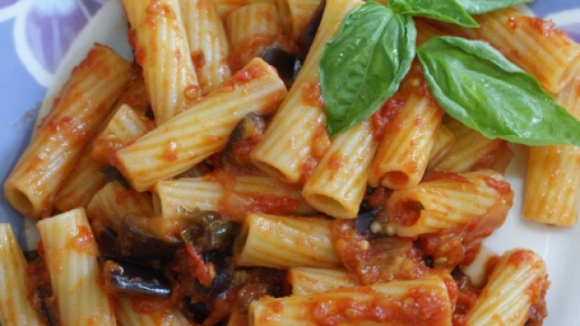 Pasta condita con un sugo di melanzane - cookaround.com