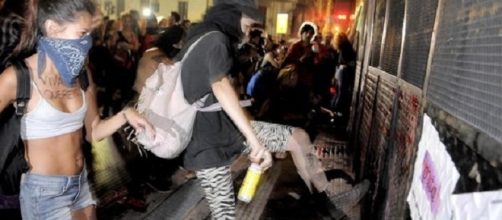 Protestantes tumbado el vallado de la catedral